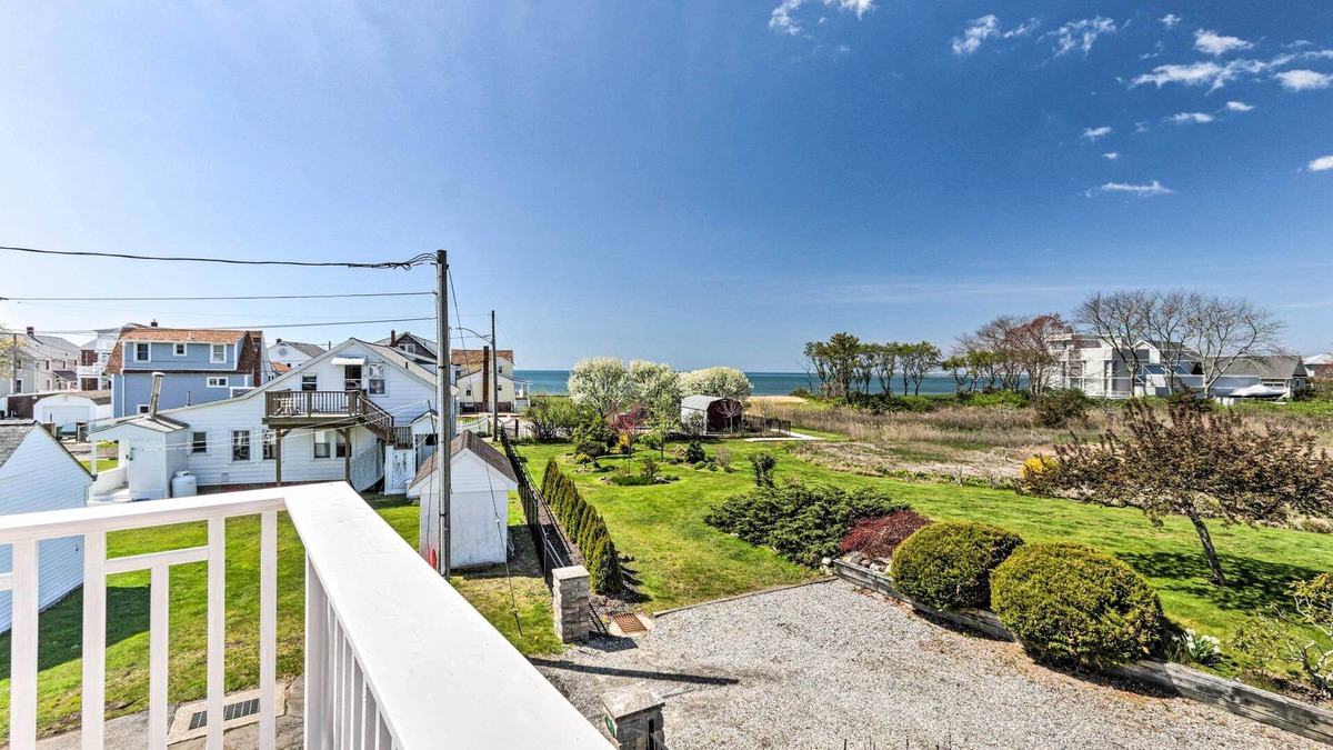 Westbrook Center House | Westbrook Home w/Ocean Views - Walk to Beach