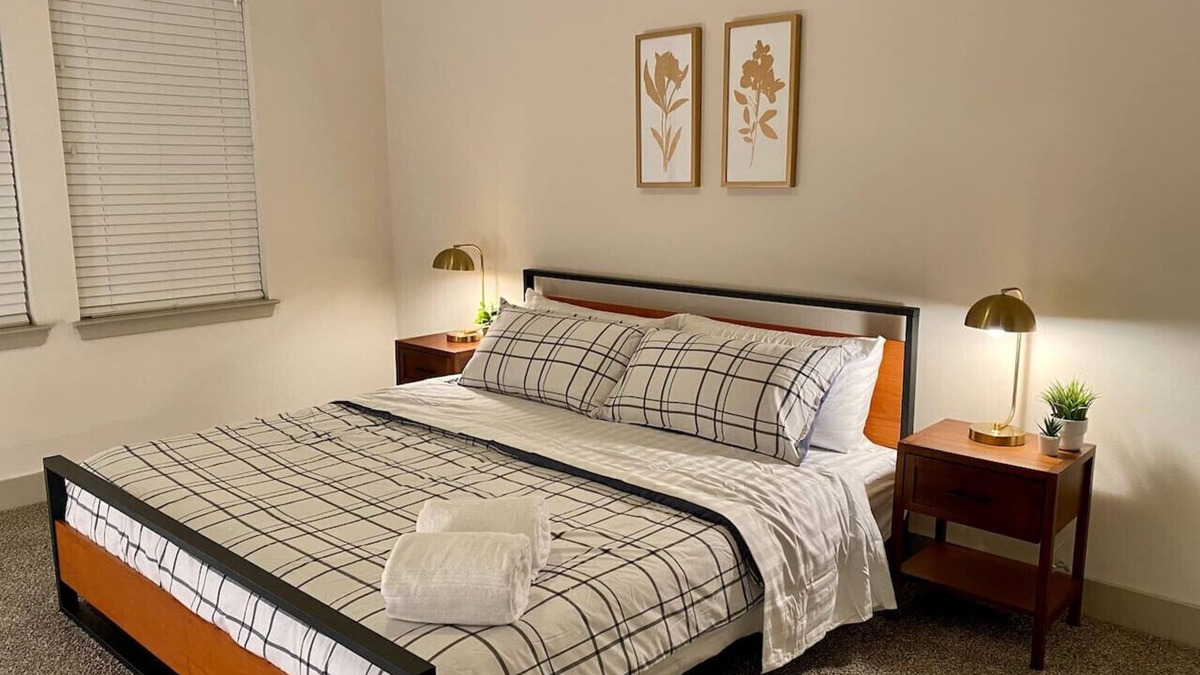 Woodlake - Briar Meadow Apartment | Westchase Modern Longterm King Bed fully equipped