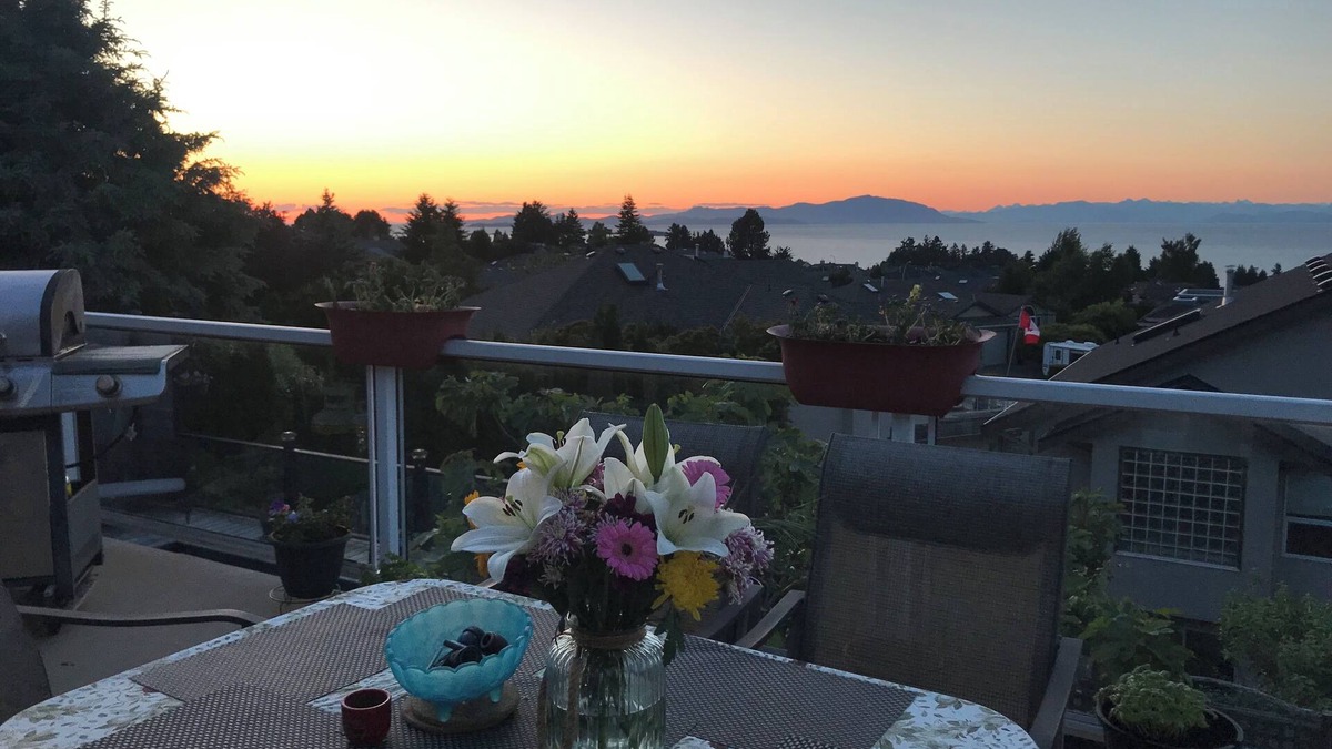 Regional District of Nanaimo House | Westcoast Wonder.Everything you need for your home away from home!