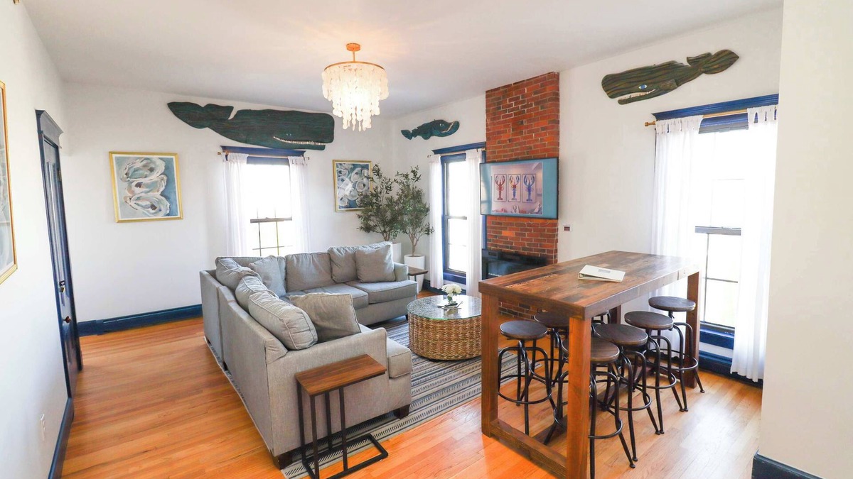 West End Apartment | WestEnd Large Penthouse walk to Old Port w/Parking