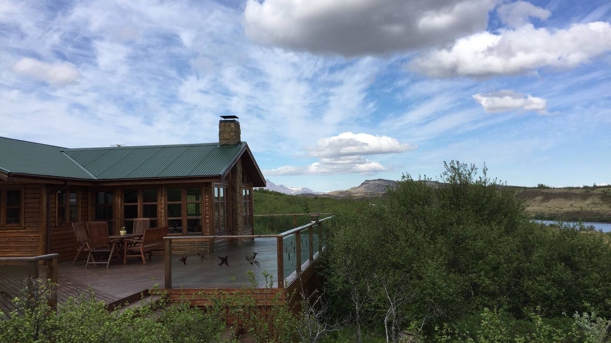 Borgarnes Cottage | Western region. Luxorious riverside Cottage with Hot tub In Western Iceland