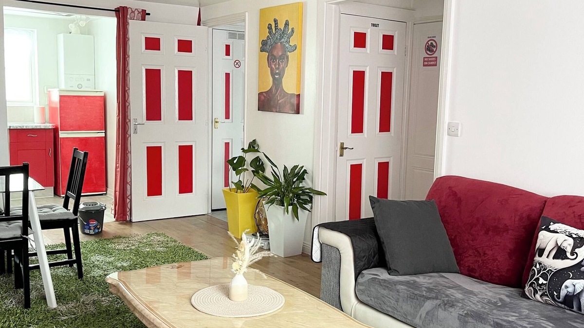 Chadwell Apartment | Westfield Gardens Apartment - 3 Bedrooms