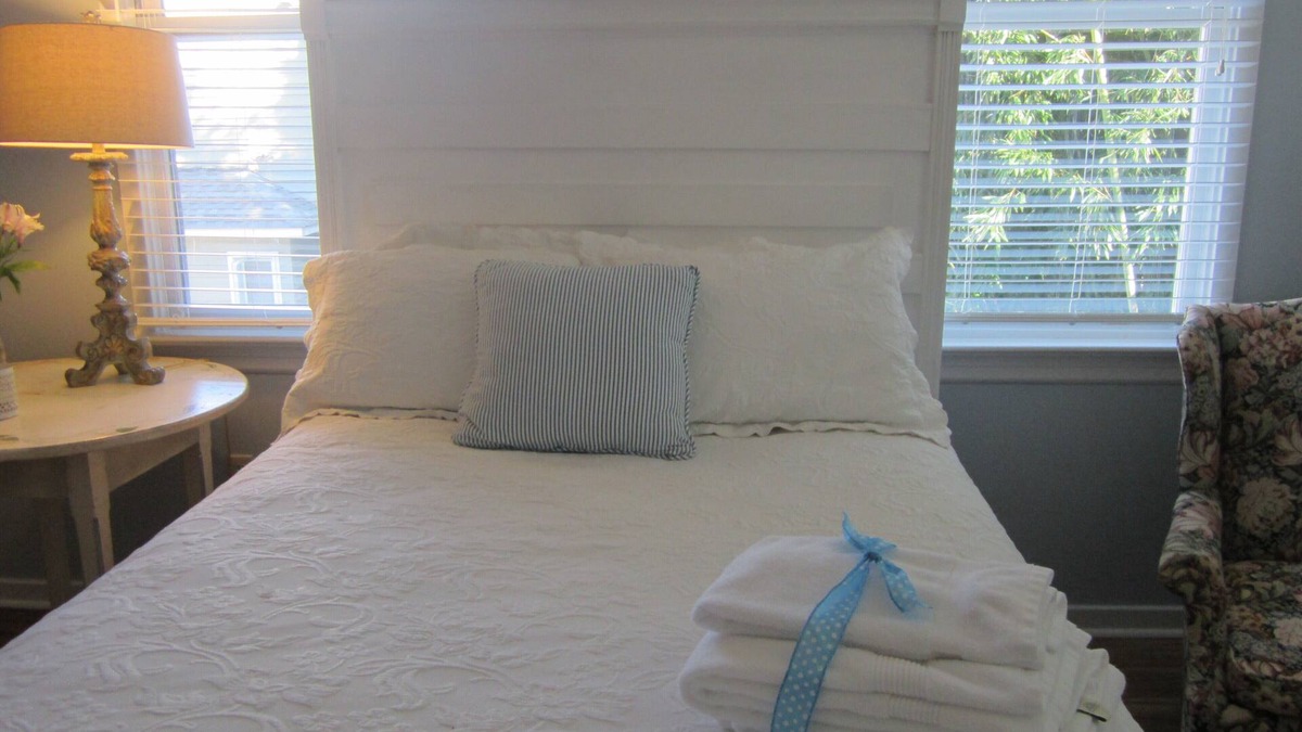 Three Chopt Cottage | Westhampton Guest House