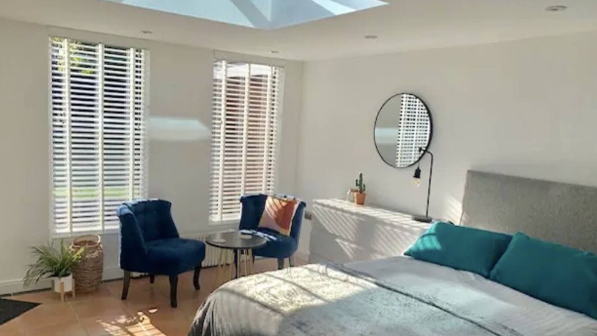 Newcastle-Under-Lyme House | WESTLANDS, 4 Double Bedrooms - Parking, WIFI, Private Garden 4 Large TV