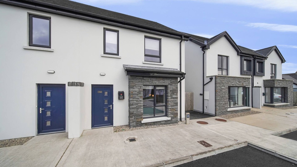 Donegal House | Westpoint - Beautiful, New & Modern, Town Location, Garden