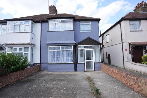 Cranford House | Westwick Gardens Retreat - 4 Bedroom House