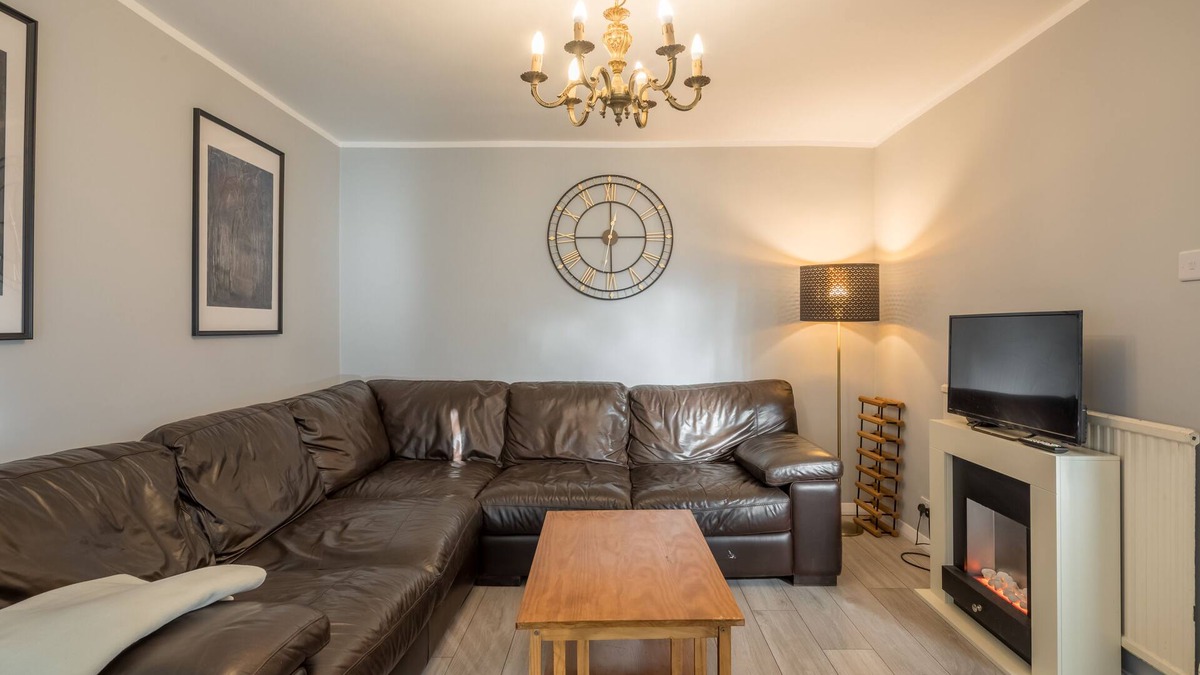 Luton House | Wetherne House w/Parking & Self Checkin near L&D Hospital, Cul De Sac