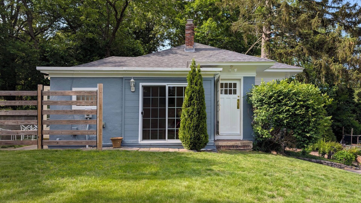 East Greenwich Cottage | Weymouth Hill Station. Hillside cottage retreat with water views