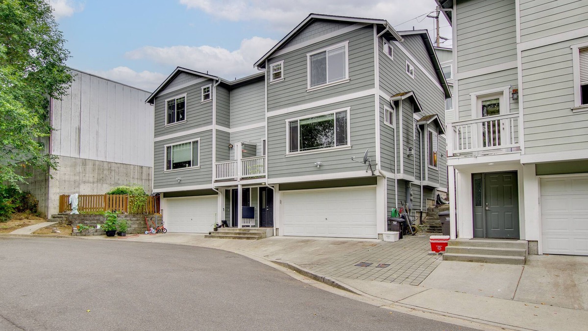 Everett House | WFH-Friendly Townhome Rental Near Ferry in Everett