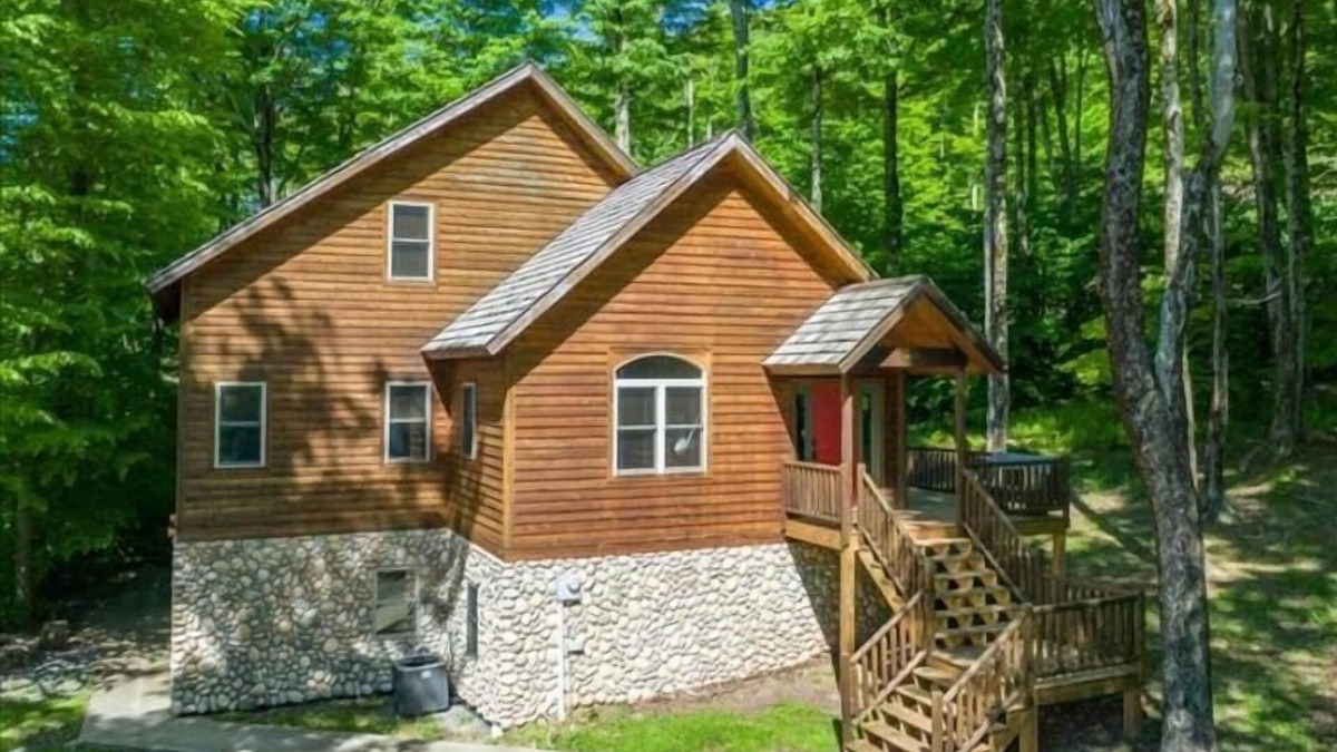 Timberline House | WH69-Private Lodge, Fire Pit! Hot tub! Pets ok! A/C