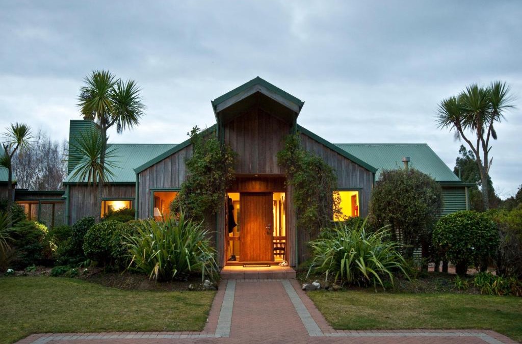 Acacia Bay Cabin | Whakaipo Lodge