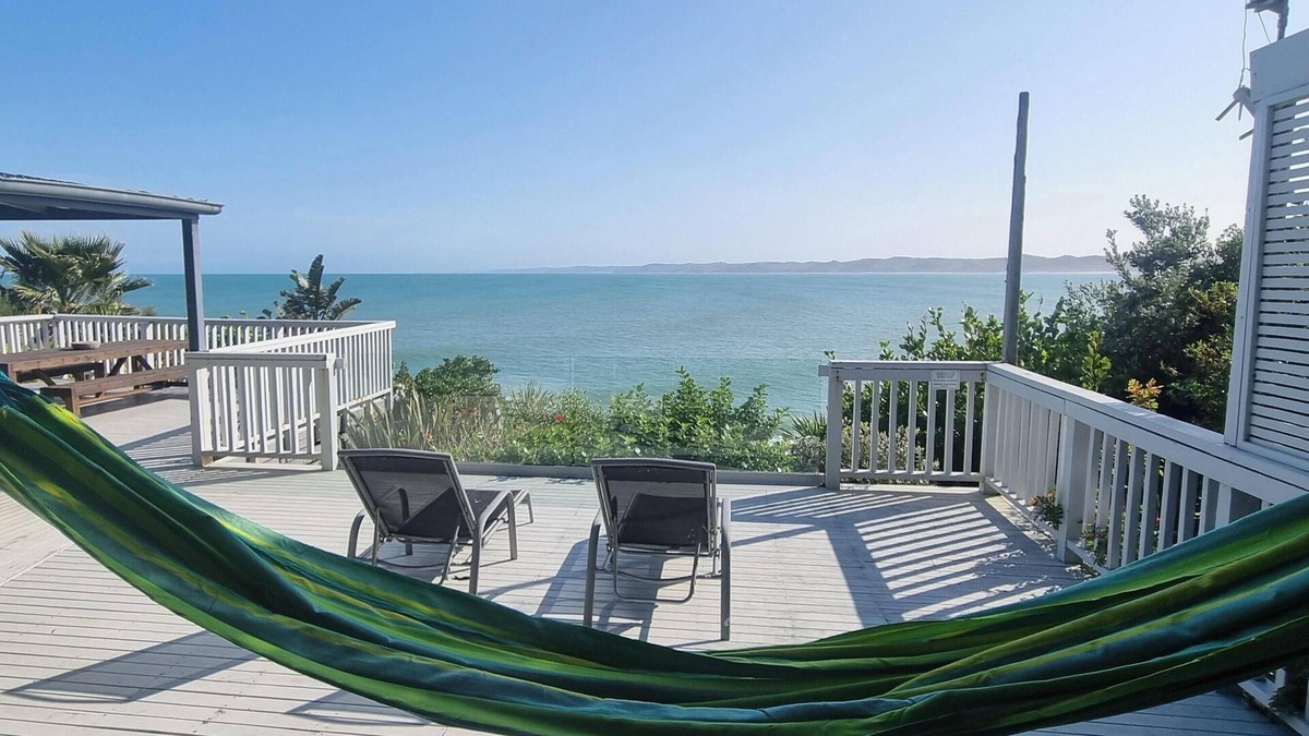 Raglan House | WHALE BAY COASTAL RETREAT - Your luxury surf front stay for up to 13 guests