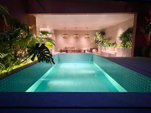 Yinhai Hotel | Whale in Sea