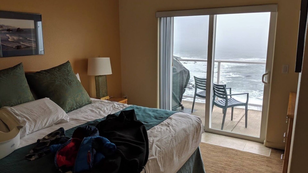 Logsden Resort | Whale Pointe Resort: 3-bedroom, 3rd floor - unit sleeps 8 in Depoe Bay.