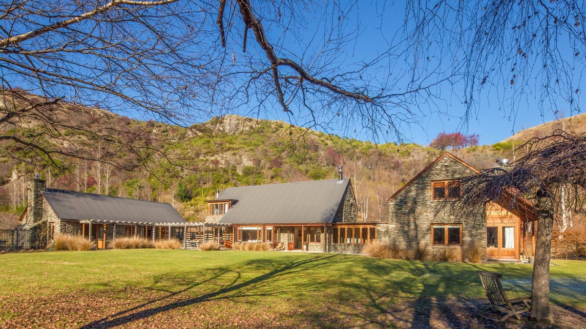 Arrowtown House | Wharenui by MajorDomo - Gorgeous sprawling character home with tennis court and spa pool