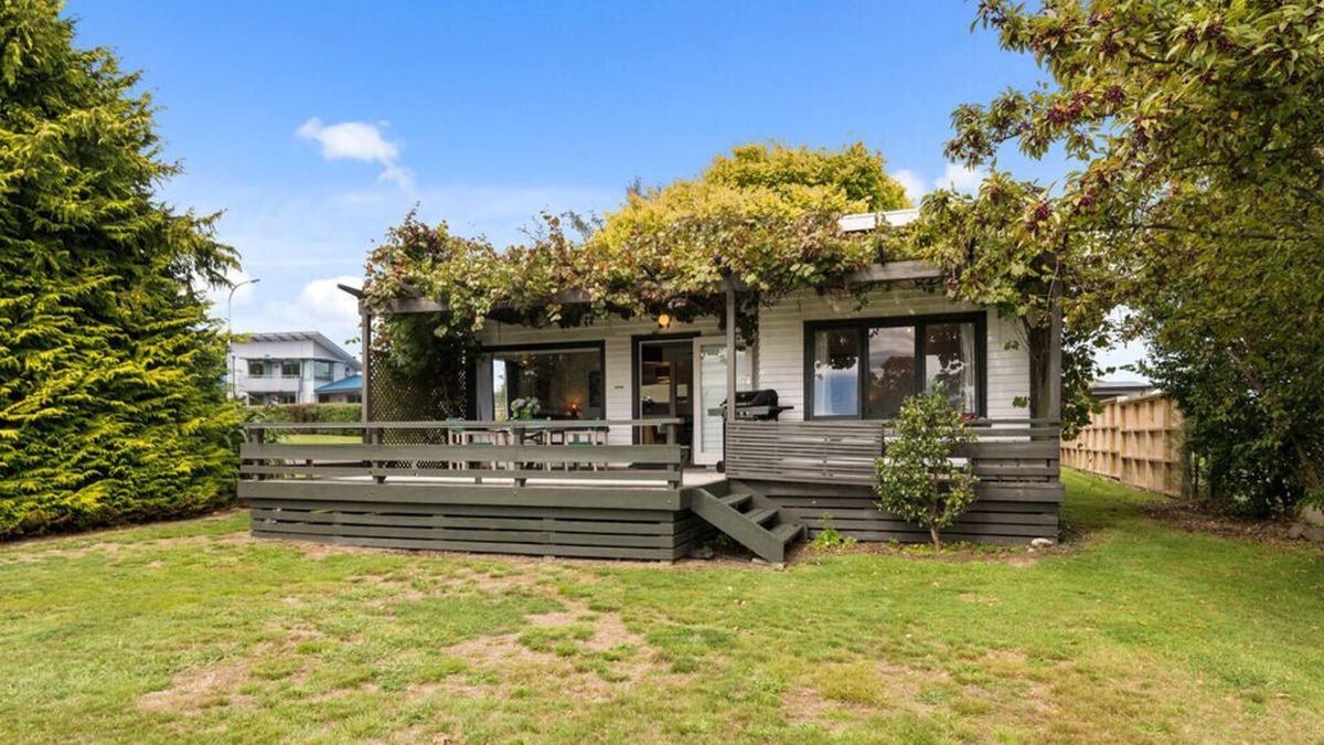 Wharewaka Cottage | Wharewaka Bach - Lake Taupo Holiday Home