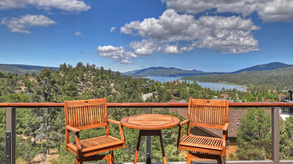 Castle Glen Estates Cabin | What A View by Destination Big Bear : Castle Glen Estates: Lake & Mountain Views! Hot Tub! Propane BBQ! Ping Pong!