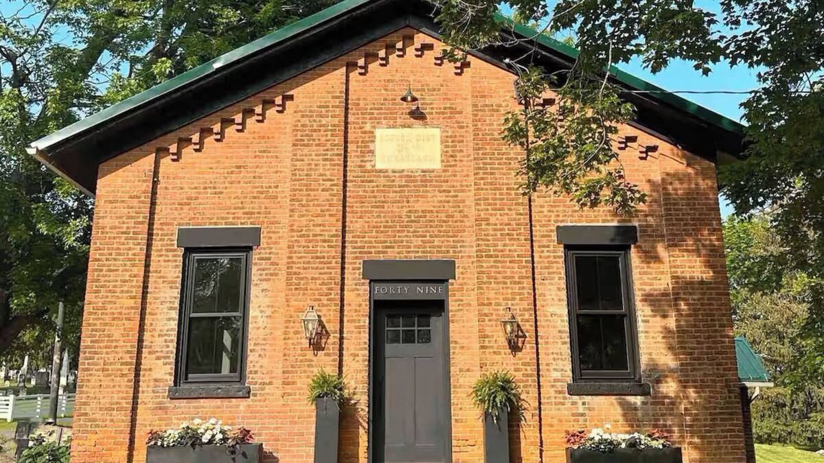 Clifton House | Wheatland Schoolhouse no.7 - Unique 2 bed, 2 bath Country Living