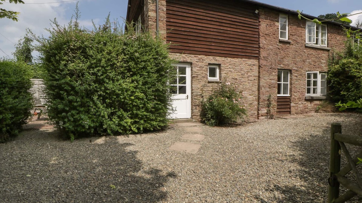 Leominster Cottage | WHEELBARROW COTTAGE, pet friendly, with a garden in Leominster
