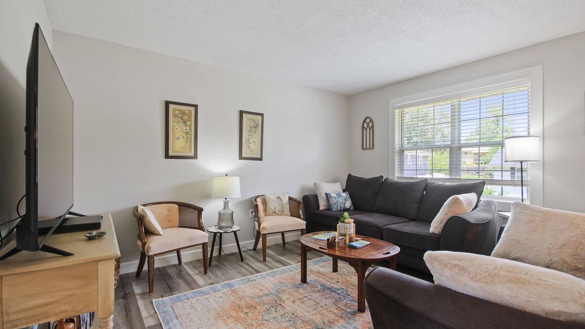 Boonville House | Wheels Trails and Tails Inn - Fully Fenced! 2x King 2x Twin Pet Friendly