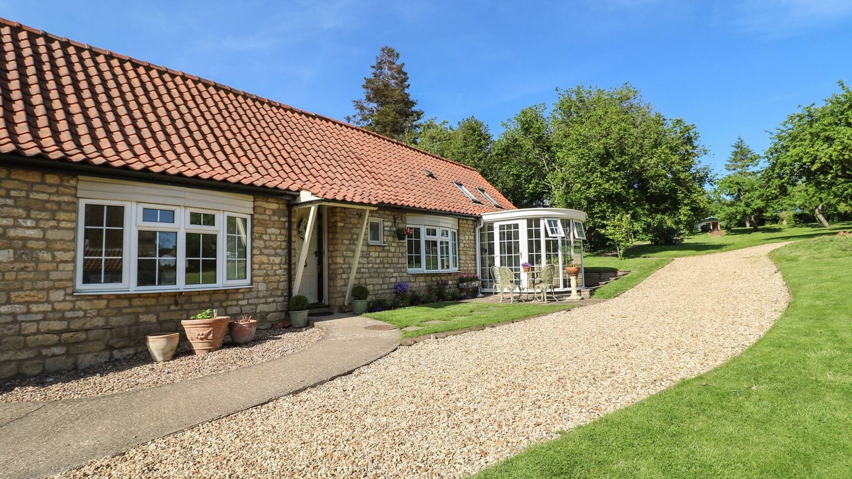 Corby Glen Cottage | WHEELWRIGHTS COTTAGE, romantic, with pool in Corby Glen