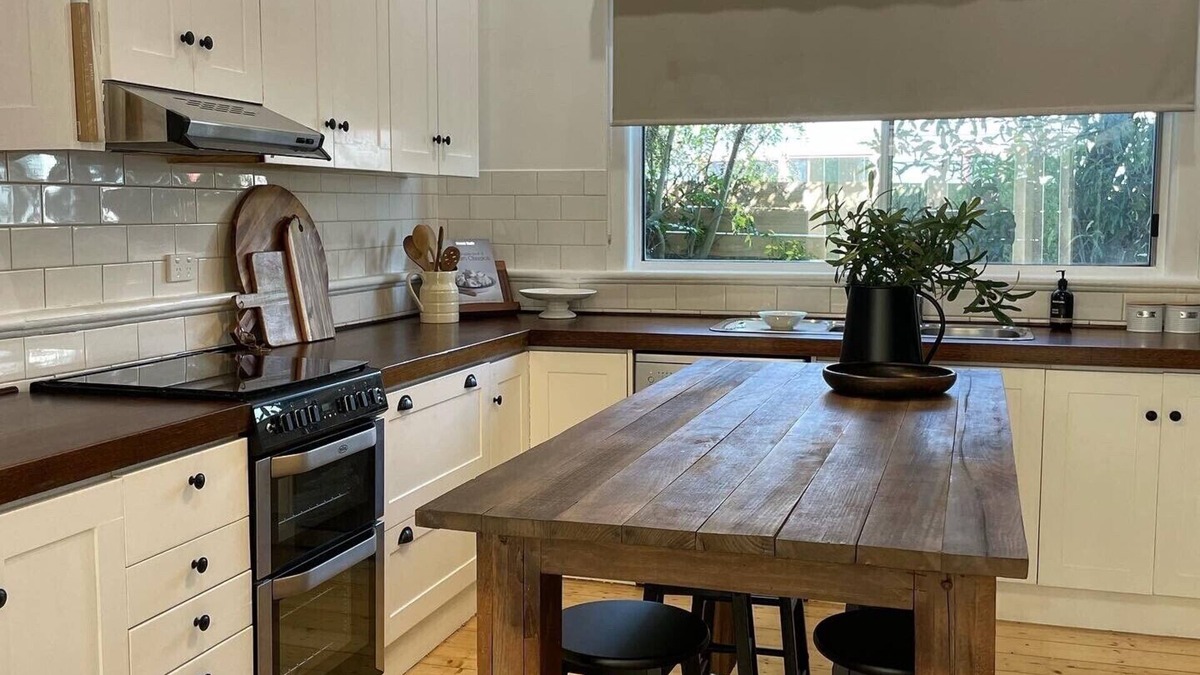 Maffra House | When a little white house in the country is all that is required!