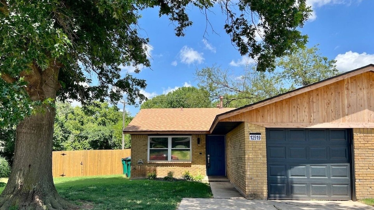 Yukon House | Where Buffalo Roam. Sleeps 5. Wi-fi. Fenced yard.