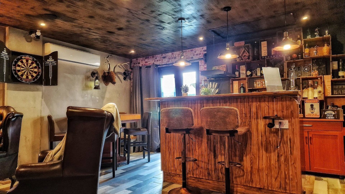Patchway Apartment | Where Good Times Await: Stay and Play at Our Charming Pub Guest House!