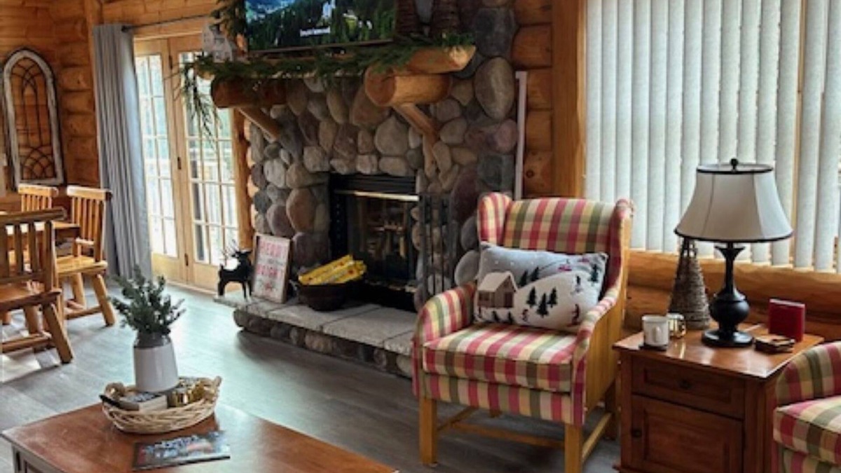Friendship Cabin | Where Lazy Days Are the Best Daysn-near Trails and Lakes-5 beds