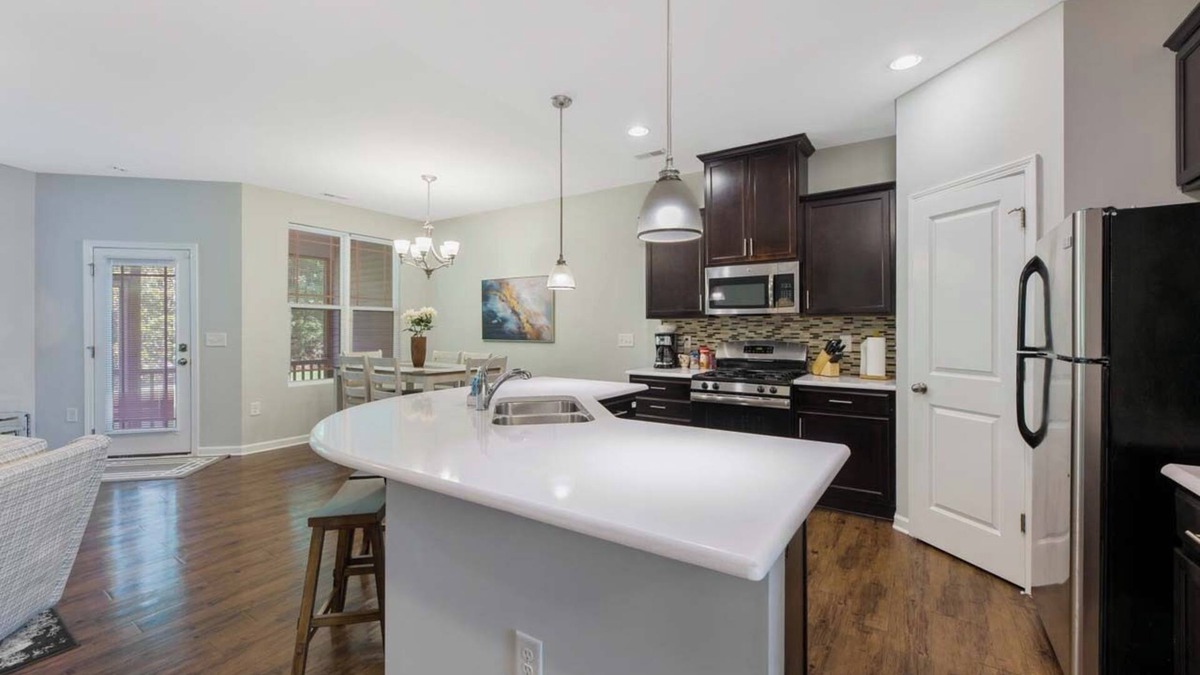 Clegg House | Where Relaxation Meets Home, KING Suite RETREAT, 14 MINS to RDU Airport, POOL