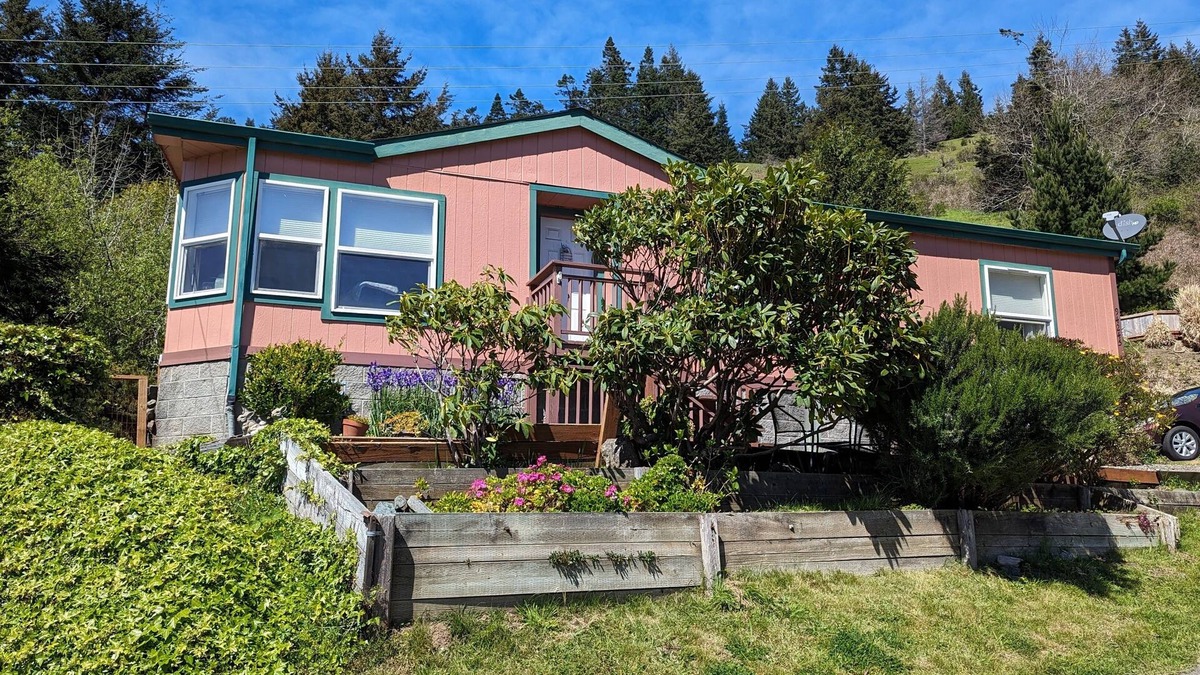 Gold Beach House | Where the river meets the beautiful Oregon Coastline.