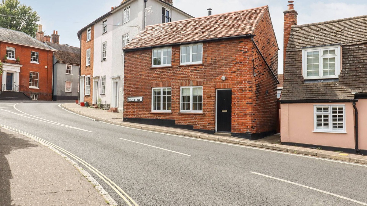 Manningtree Cottage | WHERRY COTTAGE, family friendly, with open fire in Manningtree