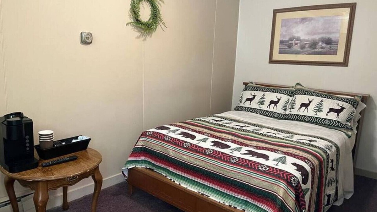 Bonesteel Hotel | Whetstone Bay Lodge Room 1 - Sleeps 2 · Whetstone Bay Lodge Room 1 - Sleeps 2