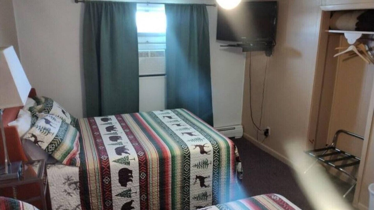 Bonesteel Hotel | Whetstone Bay Lodge Room 3 - Sleeps 3