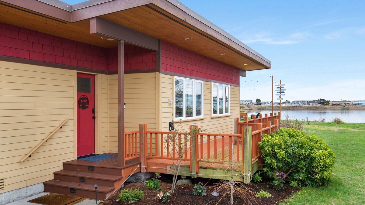 Lagoon Point Cottage | Whidbey Waterfront Retreat- Steps to Beach-Fireplace- Reading Nook