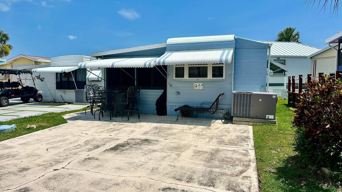 Nettles Island House | Whimsical 1/1 beach bungalow is a coastal gem