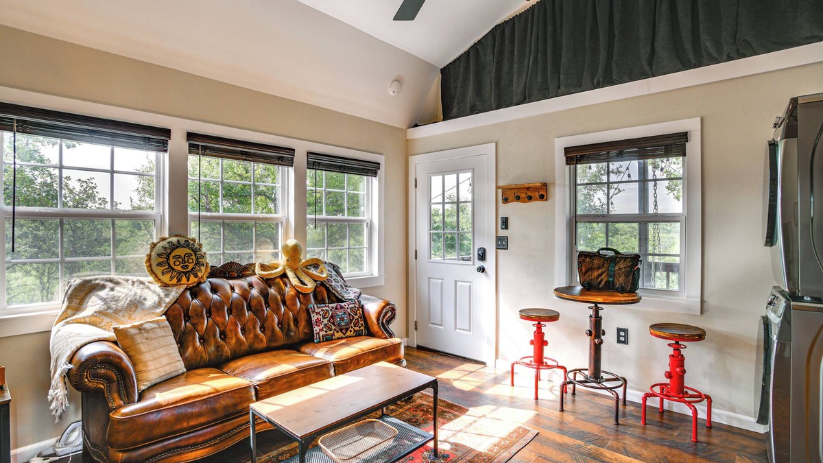 Lake Brownwood Cabin | Whimsical Cabin w/Grill < 4 Mi to Lake Brownwood!