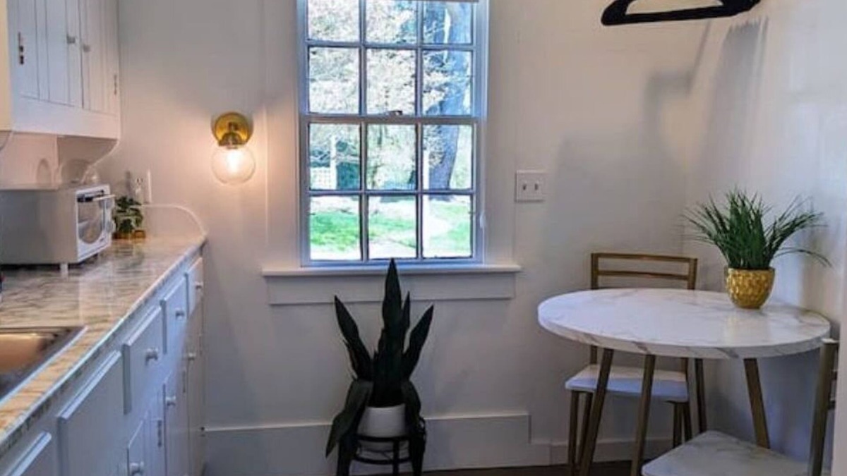 Dundee Cottage | Whimsical Cottage w/Pond View