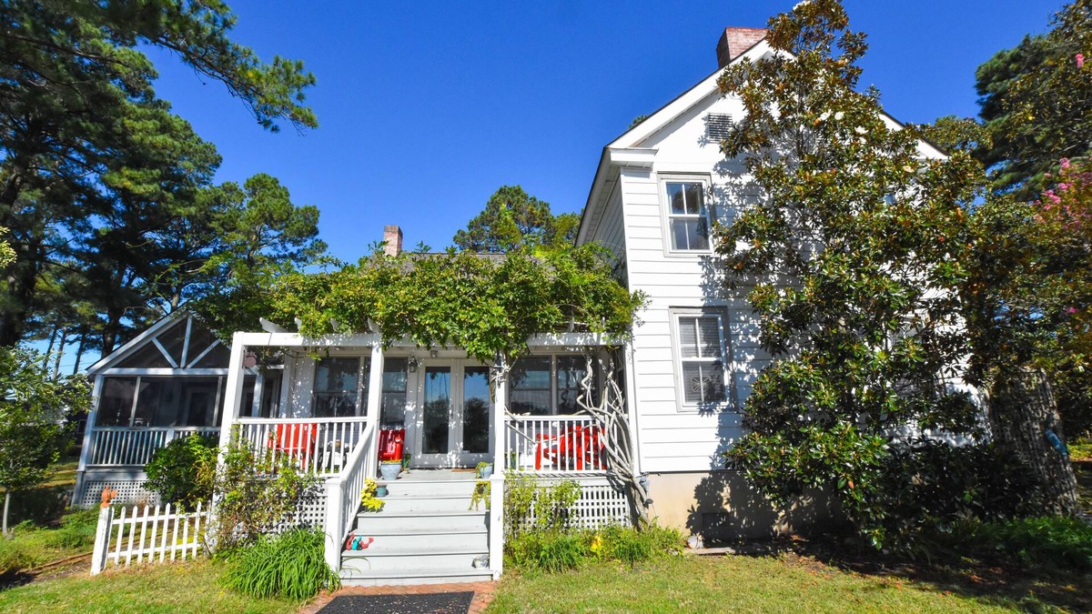 Onancock House | Whimsical Cottage with Gorgeous Views of the Bay, overlooking Russell Marina.