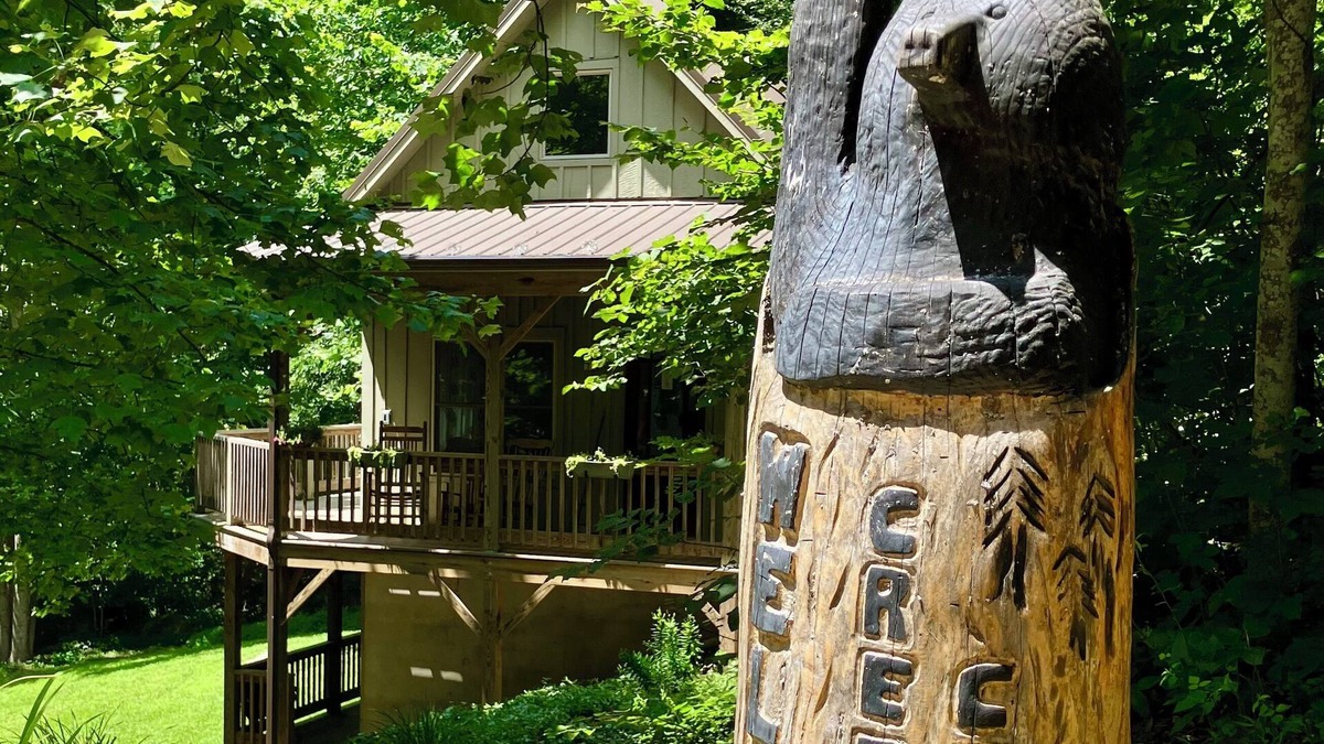 Vesuvius Cabin | Whimsical Creekside Cabin
