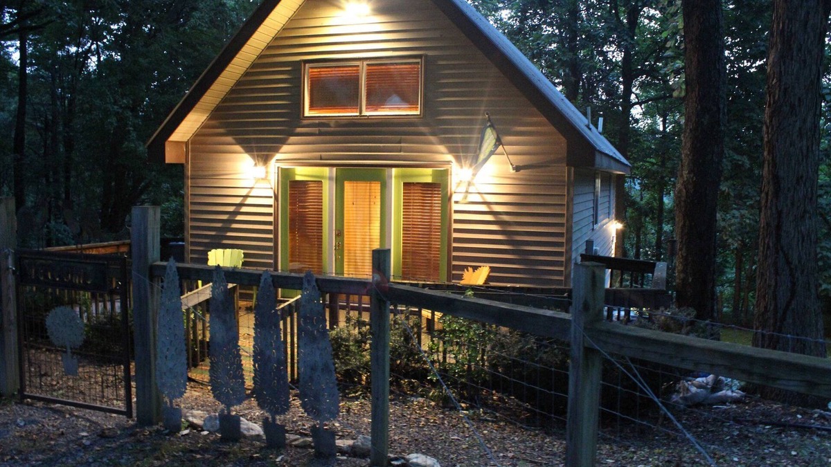 Damascus House | Whimsy on the Wood, Pet friendly, walking distance to VA Creeper and the A.T.