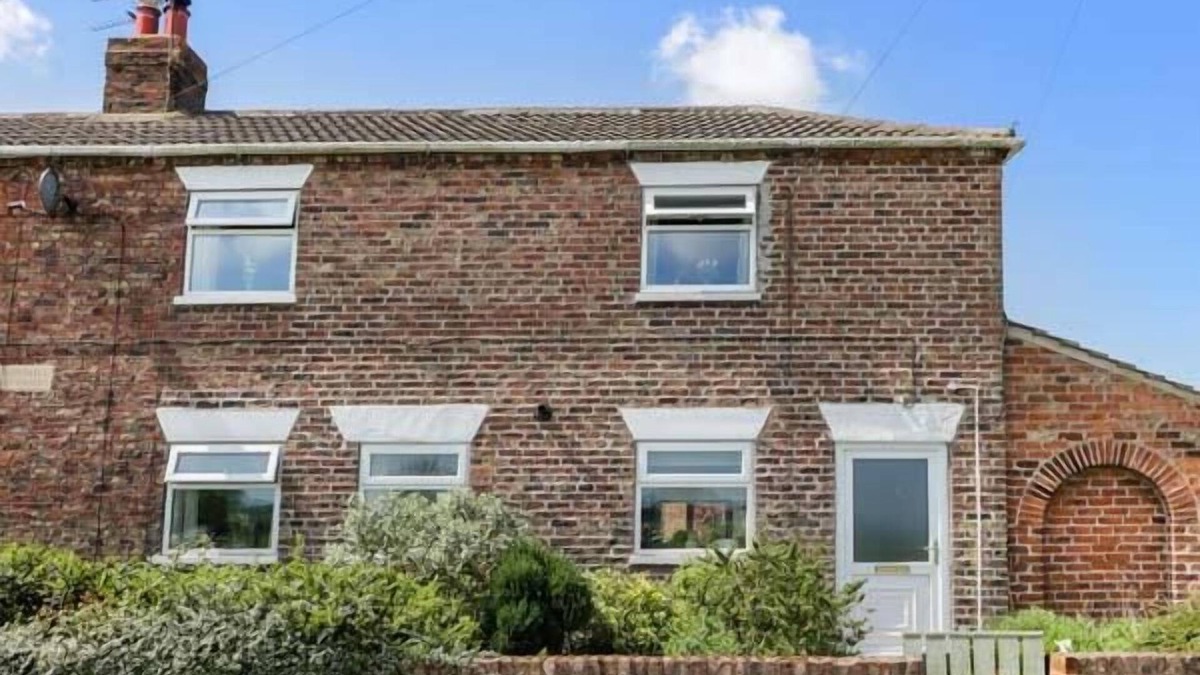 Winestead Cottage | WHINHILL COTTAGE, pet friendly, with open fire in Ottringham