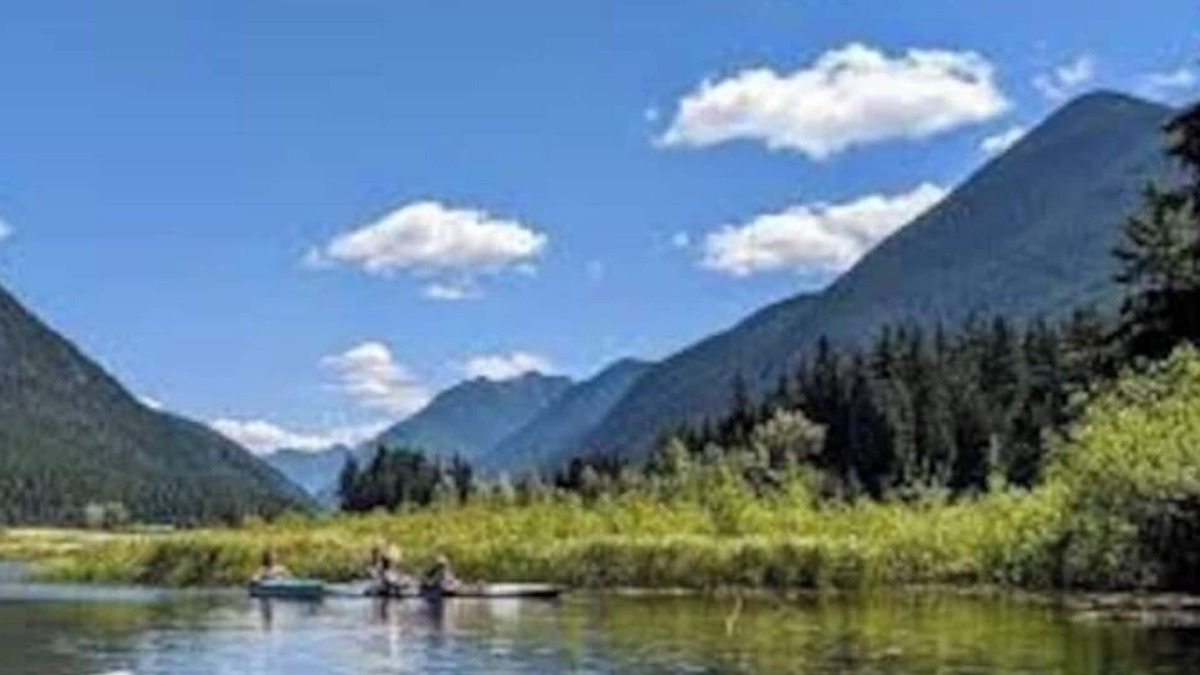 Sunshine Valley Cabin | Whisk-Away Retreat | Private deck and Hot Tubn1300 sq ft 3 br 2 bath kitchen