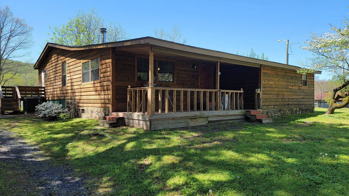 Mena Cabin | Whiskey Ridge Retreat a Cozy Pet and Family Friendly Getaway