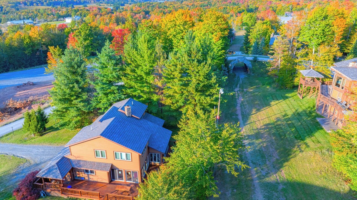 Timberline House | Whisper Haven - Newly Renovated Ski-In/Out House w/Hot Tub on Winterset Trail!