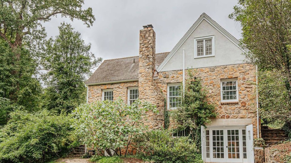 Lewis Mountain House | Whispering Cottage: Walk to Scott Stadium & JPJ