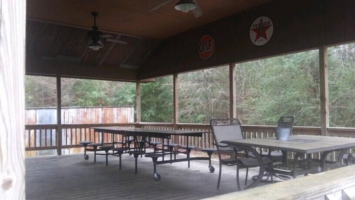 Newton Hotel | Whispering Creek Lodging & RV Resort