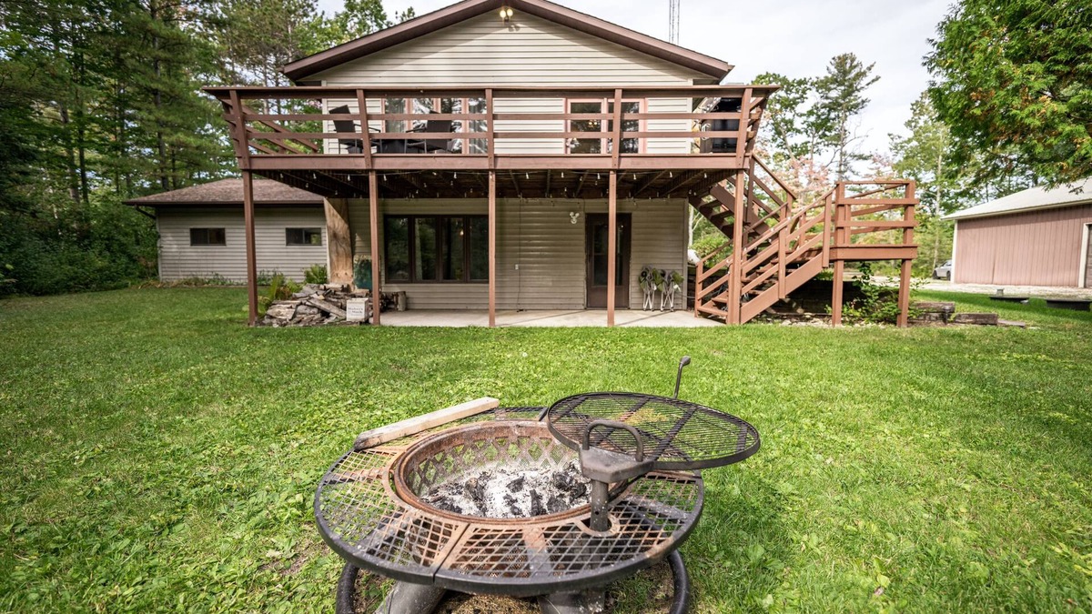 Sturgeon Bay House | Whispering Pines By The Bay, quiet seclusion near water and town