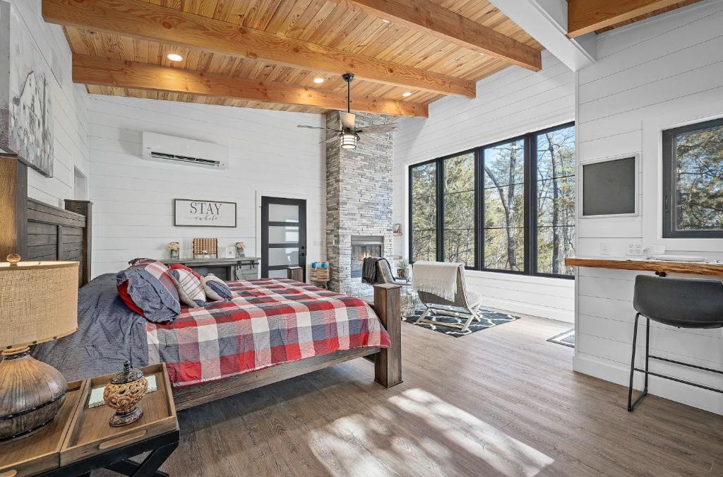 Treloar House | Whispering Pines - Lakeside