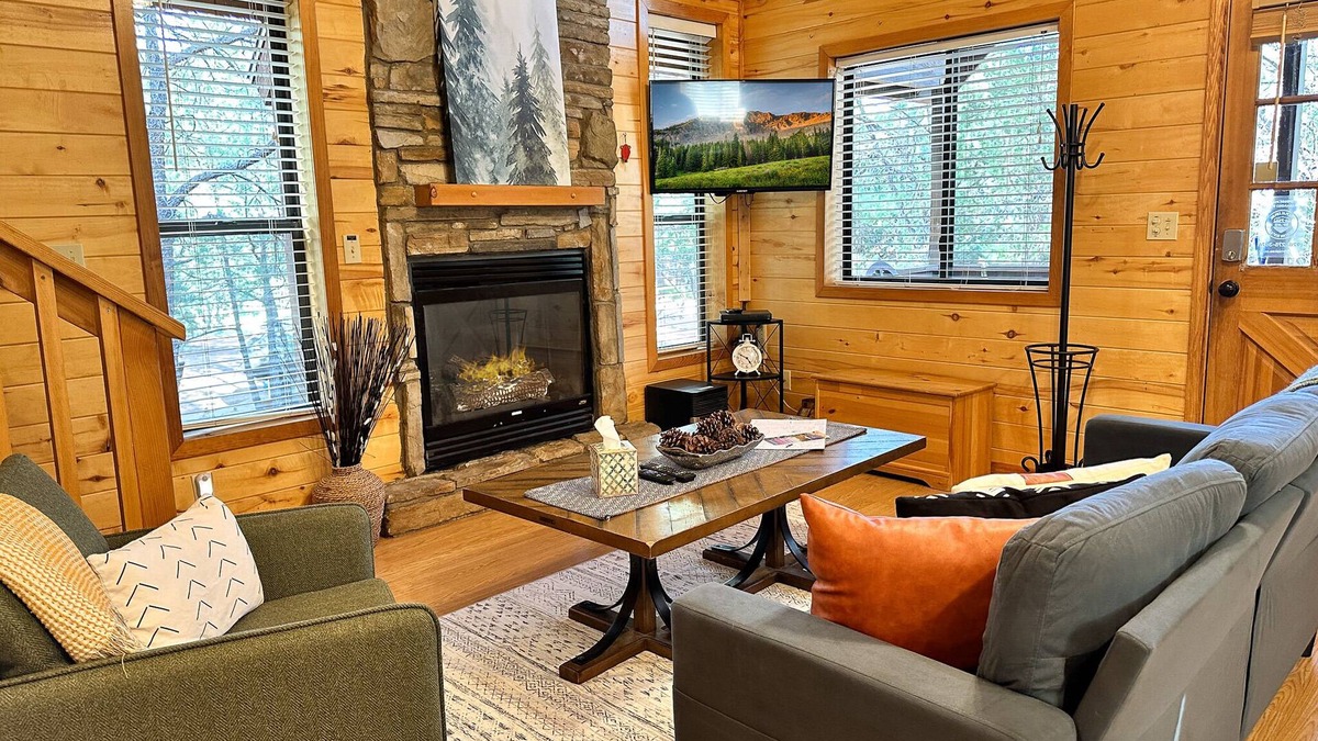 Heber Cabin | Whispering Pines | Updated, Hot tub, Pet-friendly